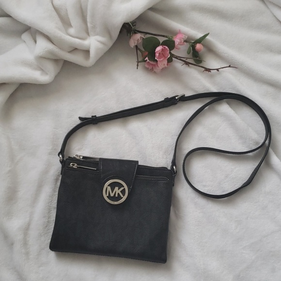 Michael Kors Handbags - Michael Kors Fulton signature crossbody